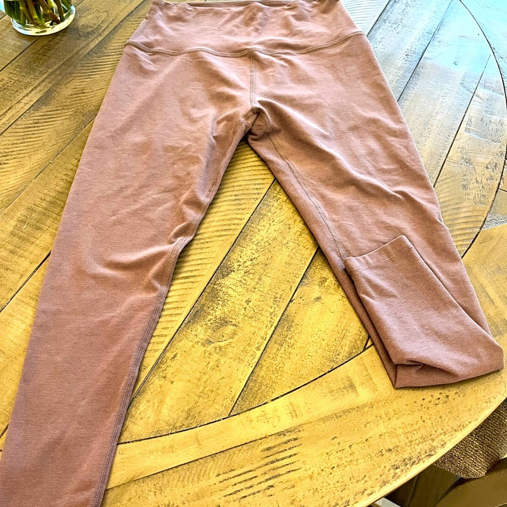 NWOT Beyond Yoga 3/4 leggings (size L)